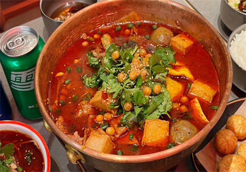 卧喜铺子牛肉冒菜加盟